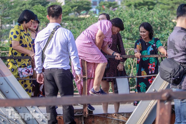 Ngăn khách chui vào đường ray chụp ảnh, Hà Nội rào lại cầu Long Biên ảnh 3