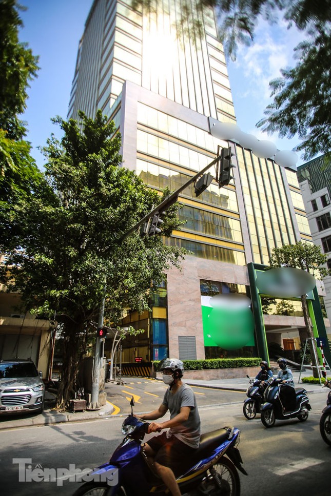 Hà Nội xuất hiện cao ốc 'dát vàng' gây chói lóa trong ngày hè oi bức ảnh 5