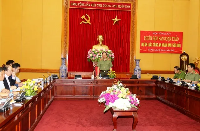 Cấp bách sửa đổi luật để sắp xếp lại bộ máy Công an Nhân dân ảnh 1