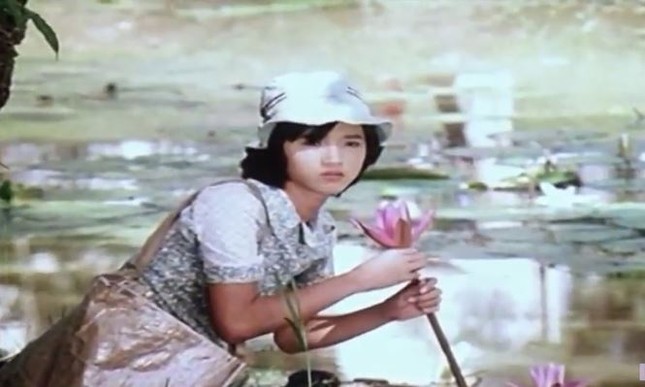 Người vào vai bé bán báo làm giao liên là ai?