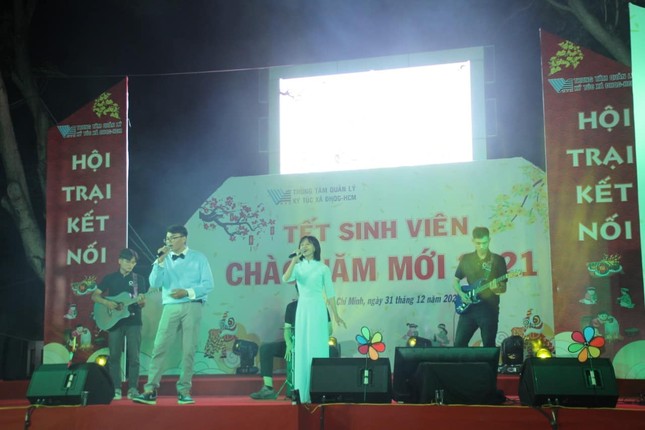 Pháo hoa rực sáng bầu trời, Việt Nam bước sang năm mới 2021 ảnh 63