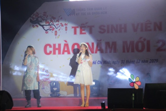 Pháo hoa rực sáng bầu trời, Việt Nam bước sang năm mới 2021 ảnh 64