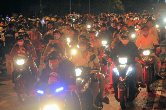 Pháo hoa rực sáng bầu trời, Việt Nam bước sang năm mới 2021 ảnh 61