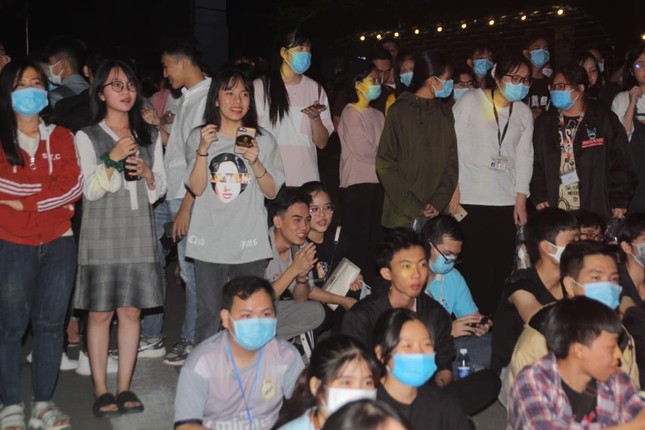 Pháo hoa rực sáng bầu trời, Việt Nam bước sang năm mới 2021 ảnh 66
