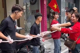 Kiểm tra, lấy mẫu tại cơ sở của chuỗi quán ăn có lòng xe điếu dài 40m ở TPHCM ảnh 2