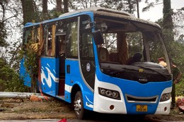 2 người đi xe máy lao xuống vực ở Tam Đảo ảnh 2