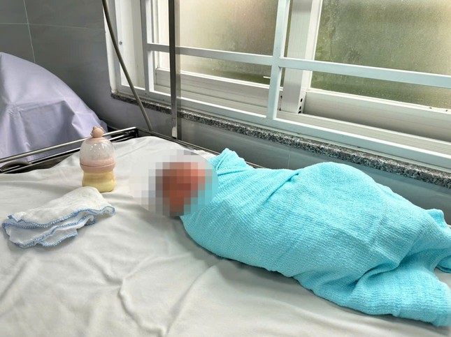 Bé gái sơ sinh bị bỏ rơi trên đường ở Bình Dương ảnh 1