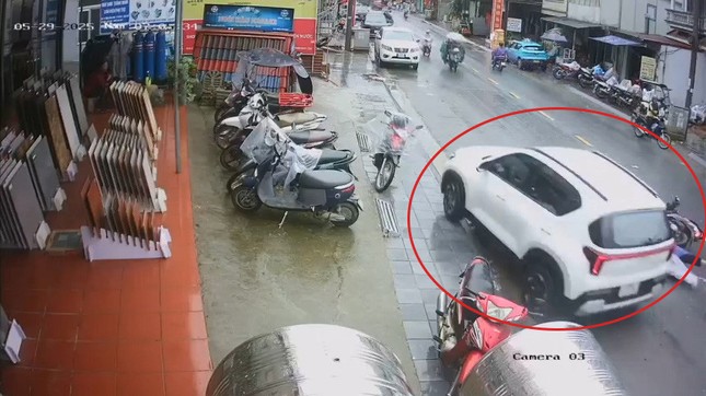 Ô tô va chạm liên hoàn 3 xe máy tại Sa Pa, cháu bé 5 tuổi tử vong thương tâm ảnh 1