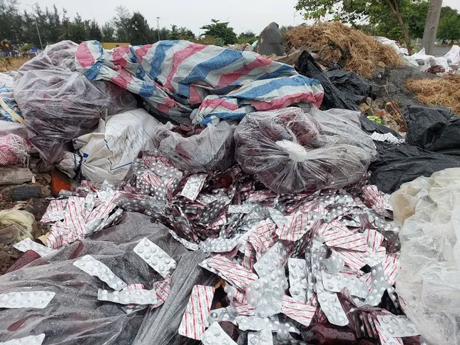 Đà Nẵng: Phát hiện số lượng lớn thuốc tân dược bị vứt bỏ bên đường ảnh 2