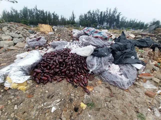 Đà Nẵng: Phát hiện số lượng lớn thuốc tân dược bị vứt bỏ bên đường ảnh 1