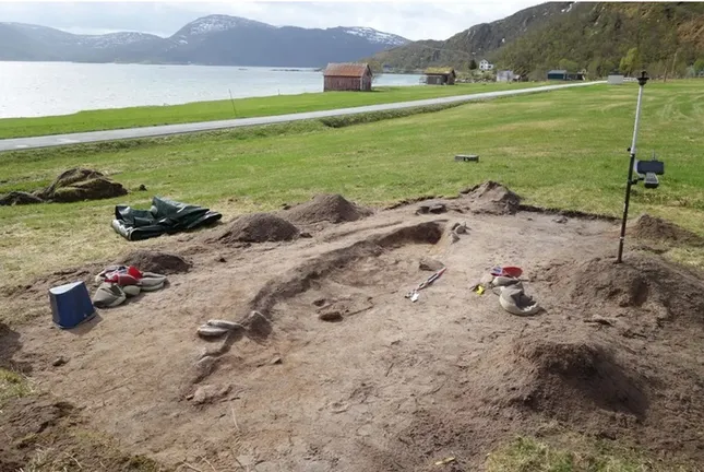 &apos;Thuyền ma&apos; Viking ngàn năm hiện ra từ lòng đất, chở người phụ nữ bí ẩn ảnh 1
