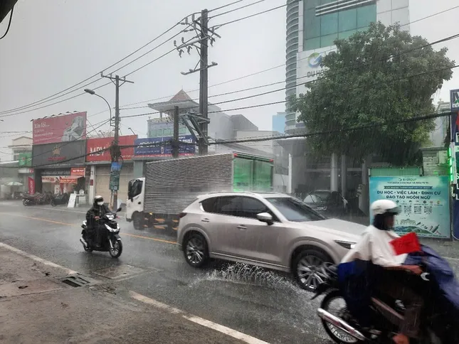Giữa trưa, TPHCM tối sầm, mưa dông xối xả ảnh 7