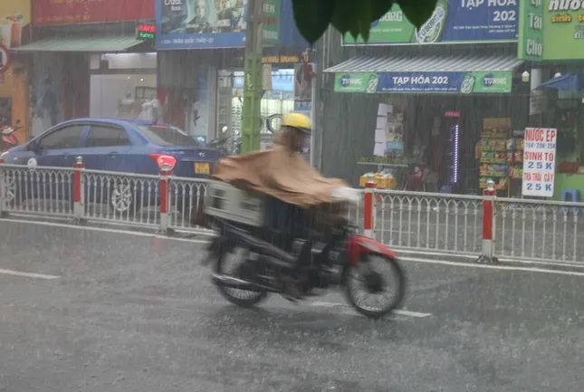 Giữa trưa, TPHCM tối sầm, mưa dông xối xả ảnh 2