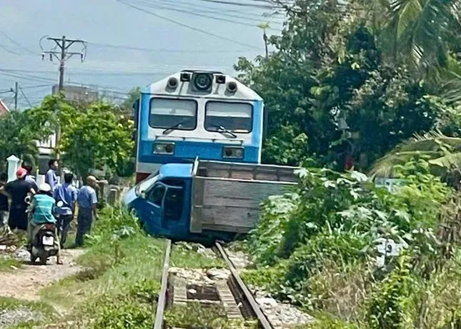 Sau cú tông của tàu hỏa, tài xế xe tải thoát nạn hi hữu ảnh 1