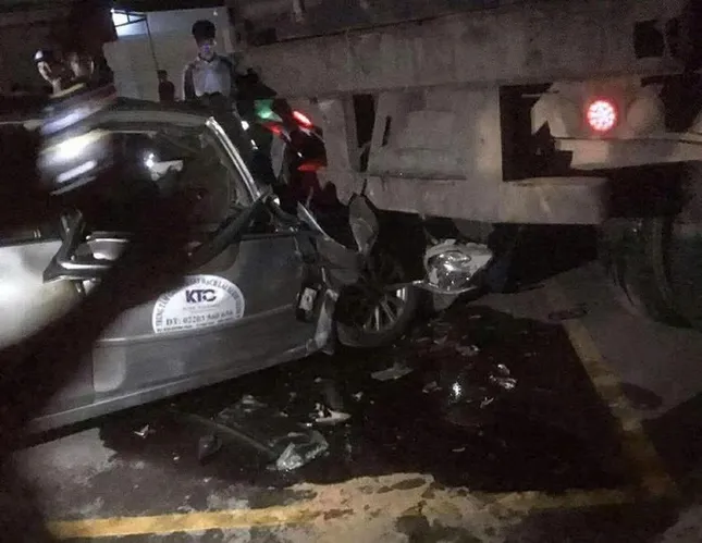 Xe con va chạm xe đầu kéo, 5 người trong gia đình thương vong ảnh 1