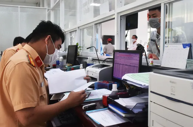 Phí đăng ký ô tô ở Bình Dương, Bà Rịa - Vũng Tàu (cũ) tăng lên 20 triệu đồng ảnh 1