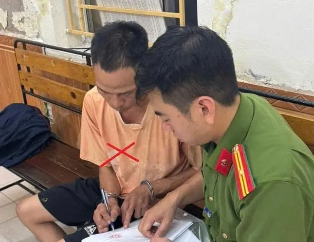 Tạm giữ người bố xích chân kéo lê con trai trên đường phố ở Hải Phòng ảnh 1