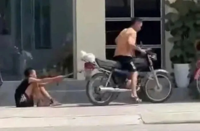 Tạm giữ người bố xích chân kéo lê con trai trên đường phố ở Hải Phòng ảnh 2