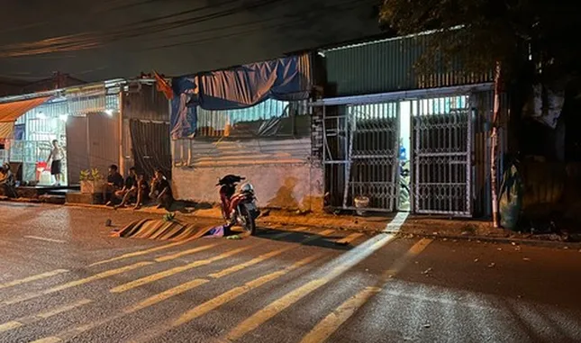 Tông xe máy vào nhà dân ở TPHCM, 1 người chết, 1 người nguy kịch ảnh 1