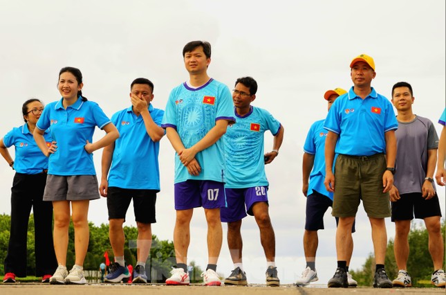 Chạy trên đường băng Trường Sa ảnh 2