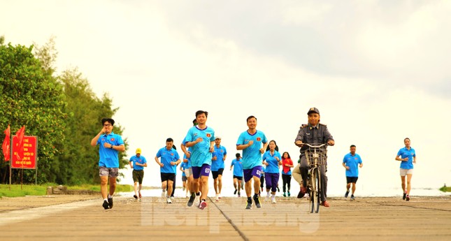 Chạy trên đường băng Trường Sa ảnh 5