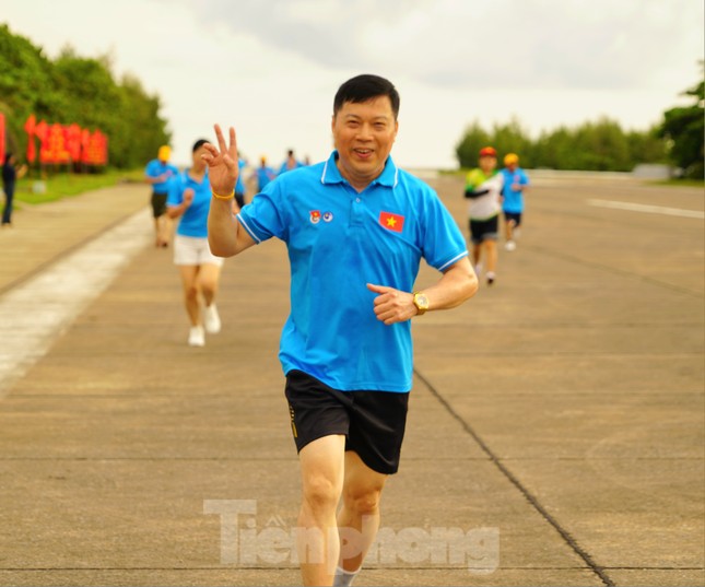 Chạy trên đường băng Trường Sa ảnh 7