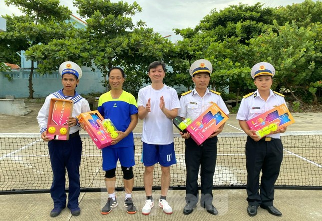 Chạy trên đường băng Trường Sa ảnh 14