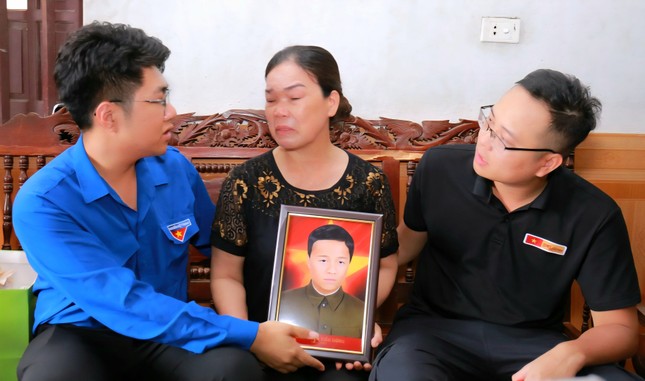 Thân nhân các liệt sĩ bật khóc khi nhận ảnh ‘Tô màu ký ức’ ảnh 2