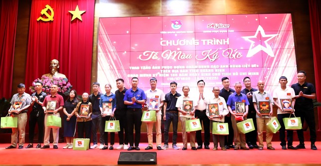 Thân nhân các liệt sĩ bật khóc khi nhận ảnh ‘Tô màu ký ức’ ảnh 4