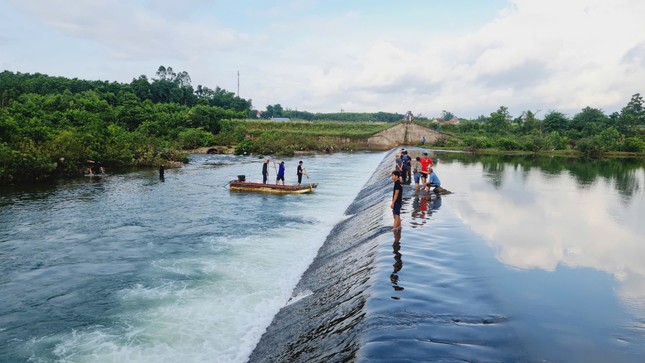 Vụ 7 học sinh bị lũ cuốn ở Quảng Ninh: Huy động hơn 1.000 người tìm kiếm nạn nhân mất tích ảnh 6