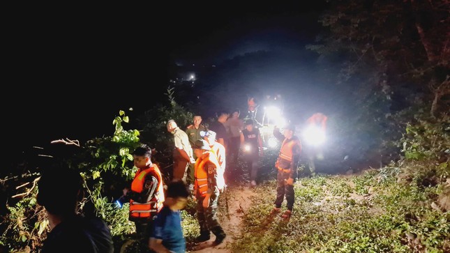 Vụ 7 học sinh bị lũ cuốn ở Quảng Ninh: Huy động hơn 1.000 người tìm kiếm nạn nhân mất tích ảnh 3