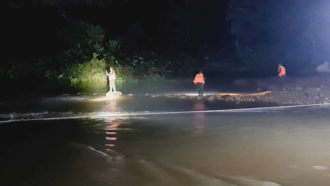 Vụ 7 học sinh bị lũ cuốn ở Quảng Ninh: Huy động hơn 1.000 người tìm kiếm nạn nhân mất tích ảnh 5