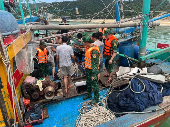Cứu 4 người trên tàu đâm phải đá ngầm ở vùng biển Cô Tô ảnh 1