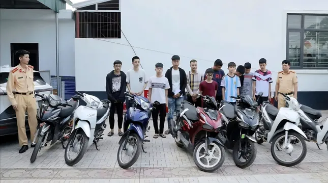 Nhóm &apos;quái xế&apos; đại náo đường phố ở Quảng Ninh bị phạt gần 100 triệu đồng ảnh 1