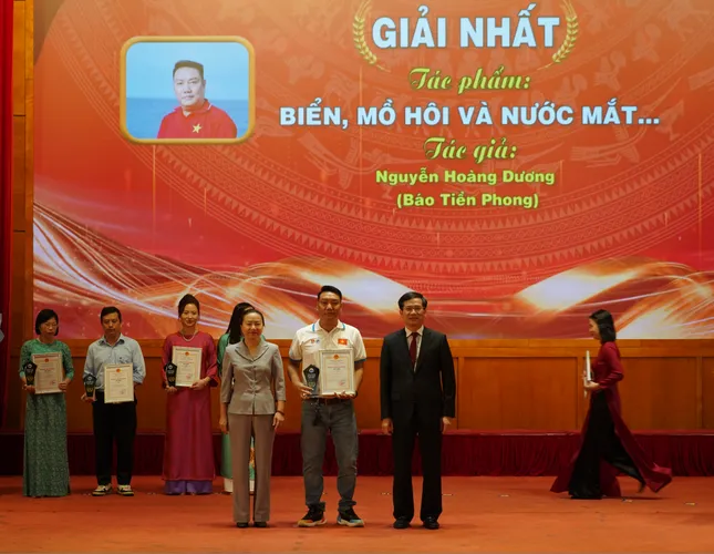 Bài viết 'Biển, mồ hôi và nước mắt' trên báo Tiền Phong đoạt giải Nhất giải báo chí Quảng Ninh ảnh 1