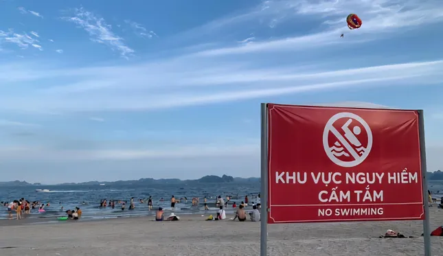Bé trai 8 tuổi mất tích khi tắm biển ở khu vực cấm tại Hạ Long ảnh 1