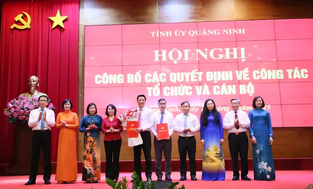 Quảng Ninh công bố quyết định về công tác cán bộ trước khi vận hành chính quyền 2 cấp ảnh 1