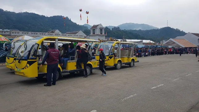Khai hội Yên Tử: Giao thông kẹt cứng, tê liệt hàng km ảnh 2