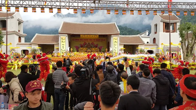 Khai hội Yên Tử: Giao thông kẹt cứng, tê liệt hàng km ảnh 1