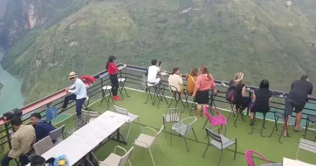 Công trình 'chui' Panorama Mã Pì Lèng sắp bị tháo dỡ bất ngờ được sơn màu xanh ảnh 3