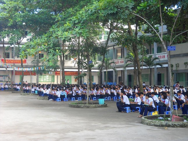 Gần 20 học sinh nhập viện cấp cứu vì bị bạn xịt hơi cay vào người ảnh 1