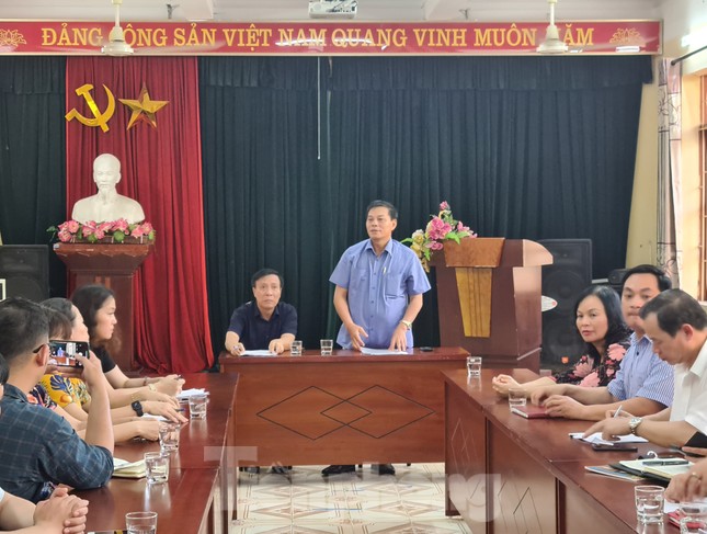 Học sinh tiểu học đội nắng ở cổng trường vì đi học sớm: Xem xét học ngày 1 buổi ảnh 2