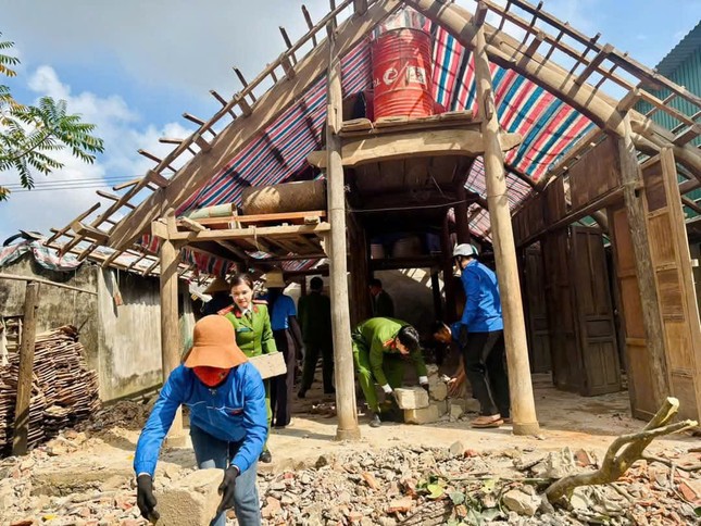 Hơn 170 đội hình thanh niên công an tình nguyện hỗ trợ người dân xóa nhà tạm, dột nát ảnh 6