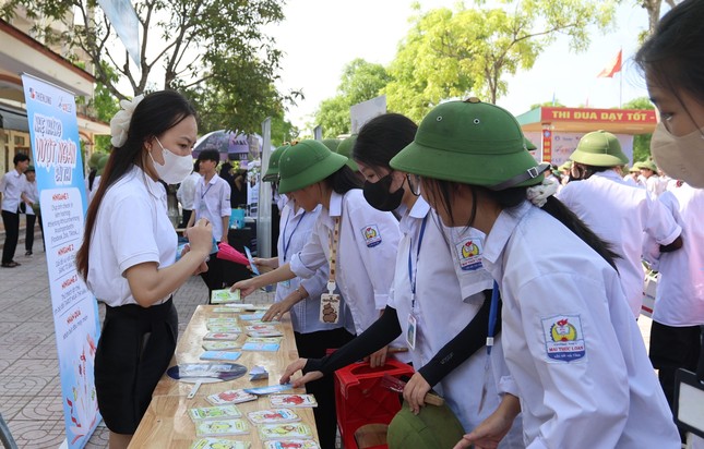 Hoa hậu Lương Thùy Linh tư vấn sĩ tử cách giảm áp lực khi ôn thi ảnh 1