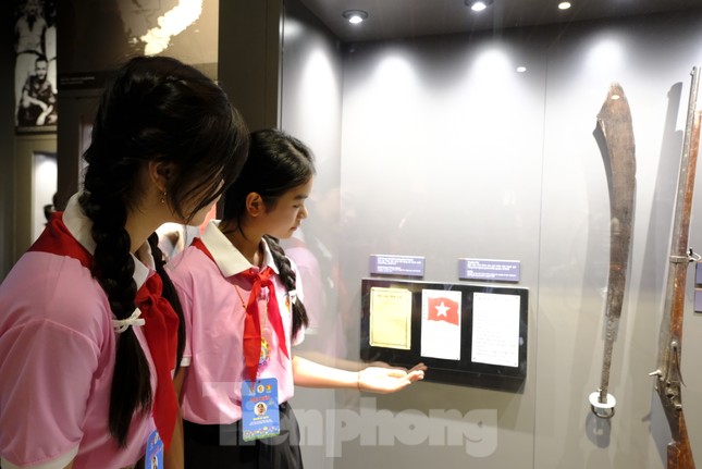 &apos;Hướng dẫn viên nhí&apos; và những trải nghiệm thú vị tại Bảo tàng Lịch sử Quân sự Việt Nam ảnh 8