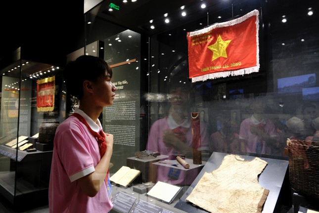 &apos;Hướng dẫn viên nhí&apos; và những trải nghiệm thú vị tại Bảo tàng Lịch sử Quân sự Việt Nam ảnh 3