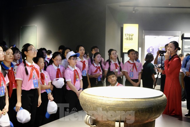 &apos;Hướng dẫn viên nhí&apos; và những trải nghiệm thú vị tại Bảo tàng Lịch sử Quân sự Việt Nam ảnh 1