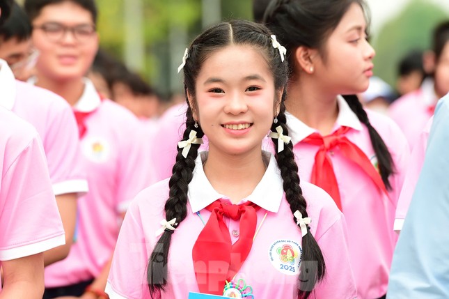 Nữ sinh 'Nhà sử học nhỏ tuổi' vinh dự đọc báo công dâng Bác ảnh 4
