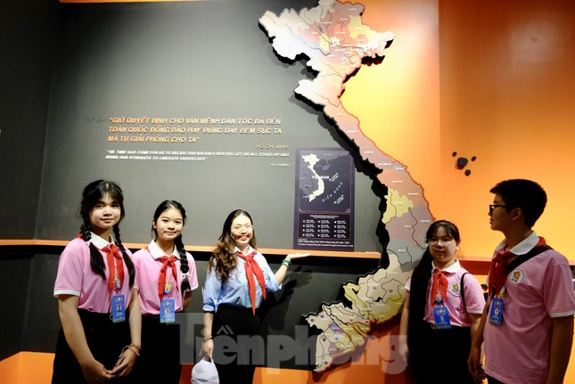 &apos;Hướng dẫn viên nhí&apos; và những trải nghiệm thú vị tại Bảo tàng Lịch sử Quân sự Việt Nam ảnh 9