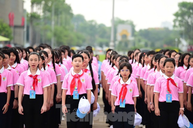 Nữ sinh 'Nhà sử học nhỏ tuổi' vinh dự đọc báo công dâng Bác ảnh 3